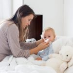 Protéger bébé des maux de l’hiver : Astuces pour les parents