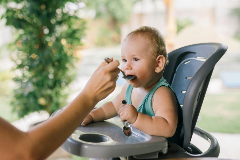 bébé mange à la cuillère