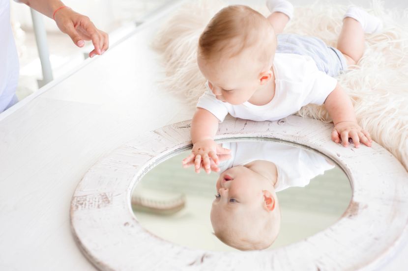 Bébé se regarde dans un miroir